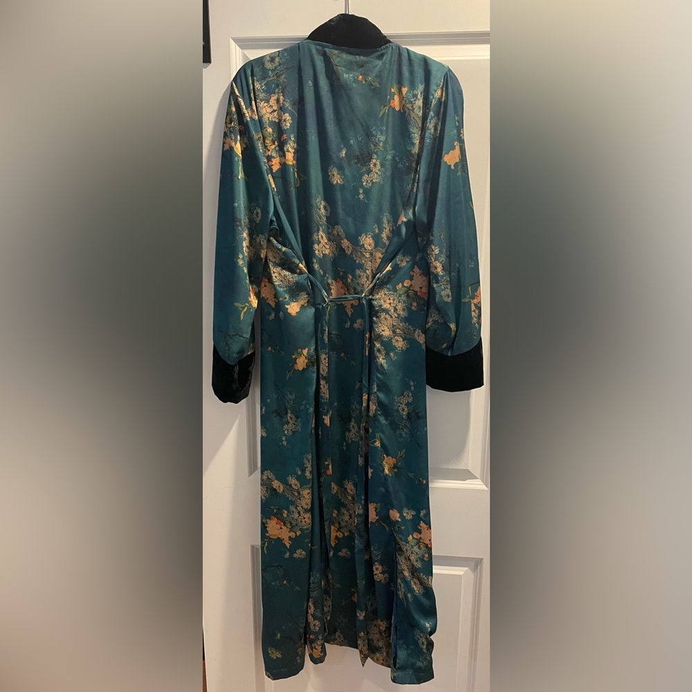 Kim + Ono Floral Satin Kimono Robe